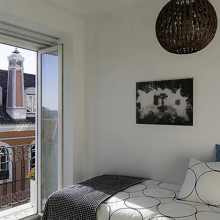 아파트 With Balcony